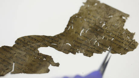 Dead Sea Scrolls 2.0: Israeli experts announce ‘magnificent and rare’ discovery in desert caves south of Jerusalem