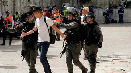 VIDEO: Clashes between Palestinians and Israeli police break out after Friday prayers on Temple Mount in Jerusalem