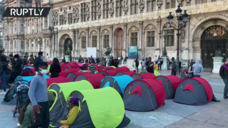 Homeless migrants camp outside Paris City Hall to demand accommodation solution (VIDEO)