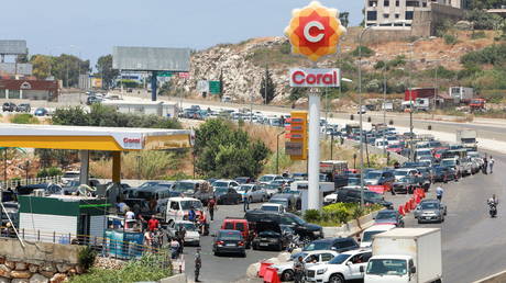 Gas station queues & barricades: Lebanon faces worsening economic outlook as govt hikes fuel prices by 35% (PHOTOS)