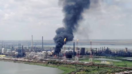 Huge blast at Romania oil refinery sends black smoke billowing into sky (VIDEOS)