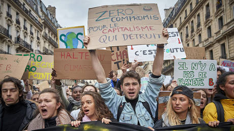 French senate votes against referendum on protecting climate change fight within constitution