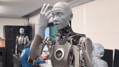 Robot shocks with how close it is to human (VIDEO)